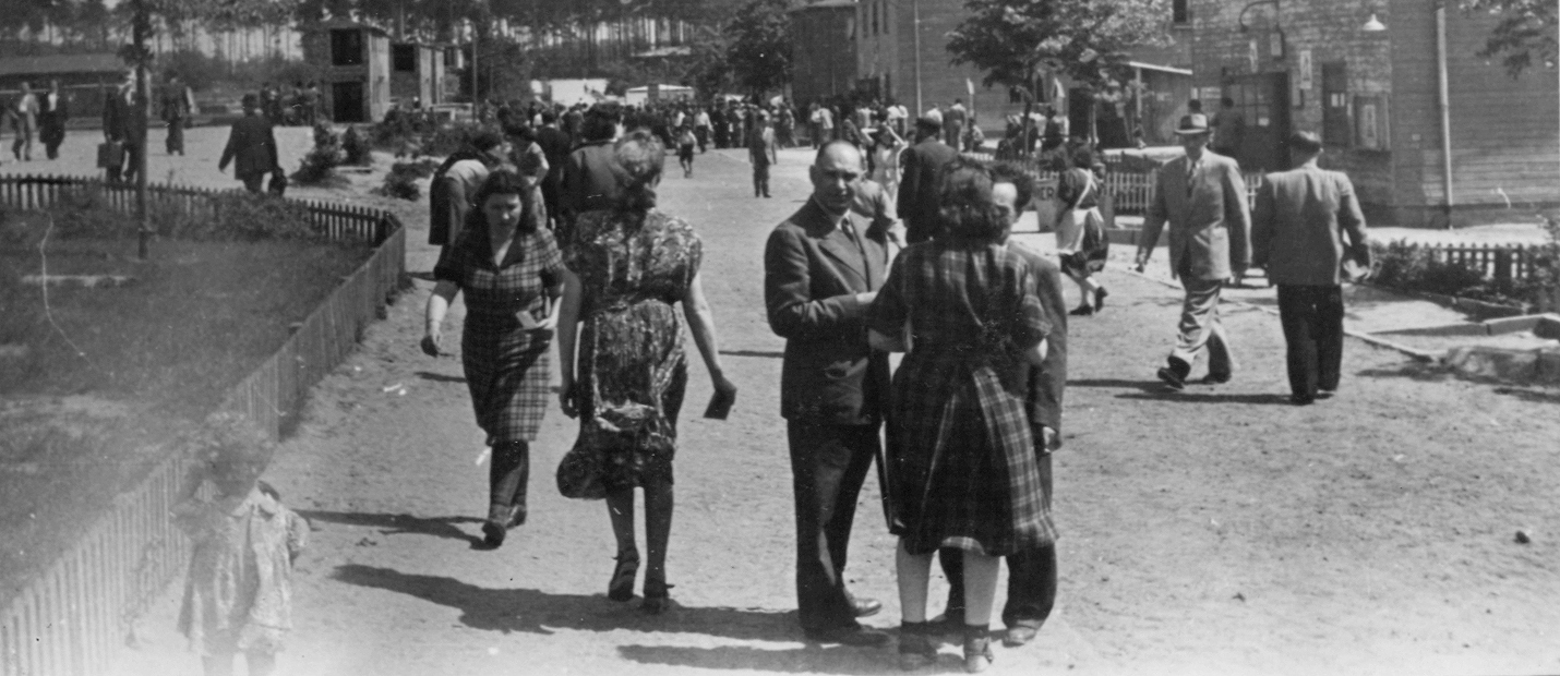 Straßenszene im DP-Lager "Düppel-Center" in Schlachtensee, Berlin 1945-48 © Wiener Library WL6994